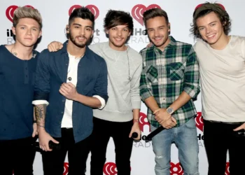 Does Louis Tomlinson communicate with the other members of One Direction? Singer DISCLAIMS