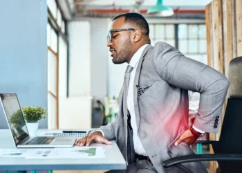 A BACKBREAK My back hurts, why? The six regular postures that are hurting you and how to cure them