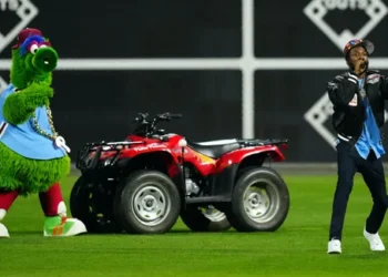 At the Phillies World Series game, Meek Mill performs “Dreams and Nightmares”: watch