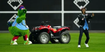 At the Phillies World Series game, Meek Mill performs “Dreams and Nightmares”: watch