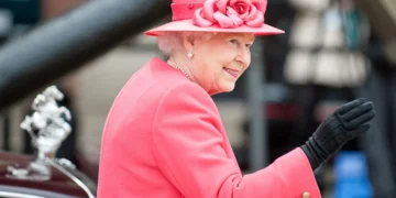 A book claims that Queen Elizabeth had cancer before she passed away. The symptoms of myeloma are listed below.