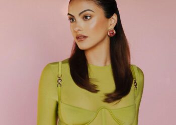 Camila Mendes Wore ’90s Lipliner and Moody Blush on the Red Carpet for “Do Revenge”