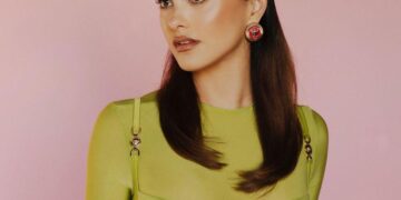 Camila Mendes Wore ’90s Lipliner and Moody Blush on the Red Carpet for “Do Revenge”