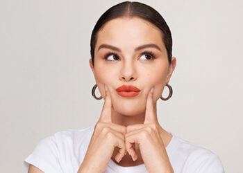 When Selena Gomez Singing “Who Says” with Millions of Her Fans While Wearing A N*de Sheer Dress!