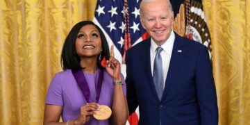 “Mindy Kaling Shines in Vibrant Purple Minidress During White House Visit to Accept Prestigious Award”
